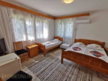 Фото номера Трехместный номер с собственной ванной комнатой Гостевой дом Vila CasaCarp г. Эфорие-Суд 6